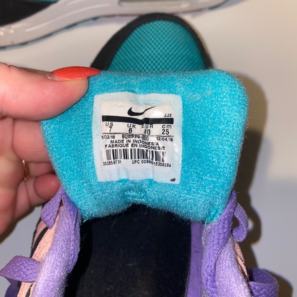 Nike - Picture 2 of 4